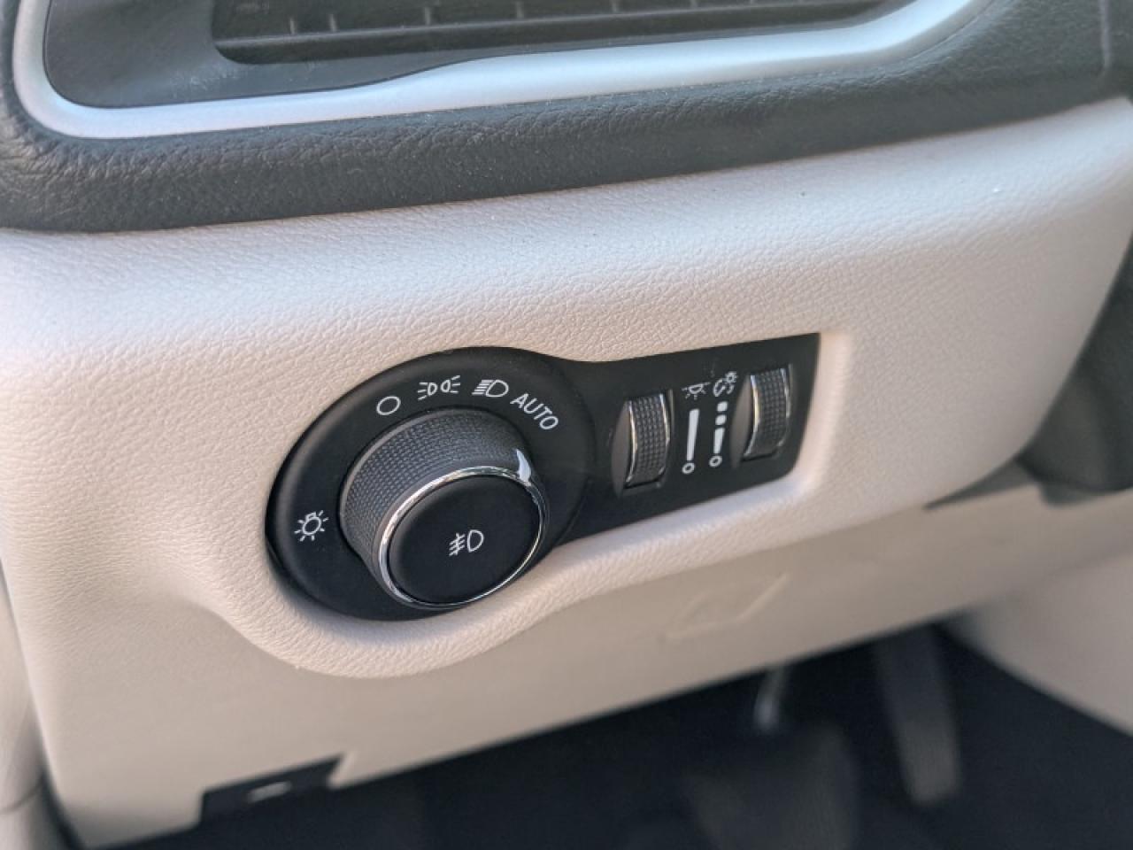 2021 Chrysler Pacifica Touring  *AWD SAFETY-TECH* Photo