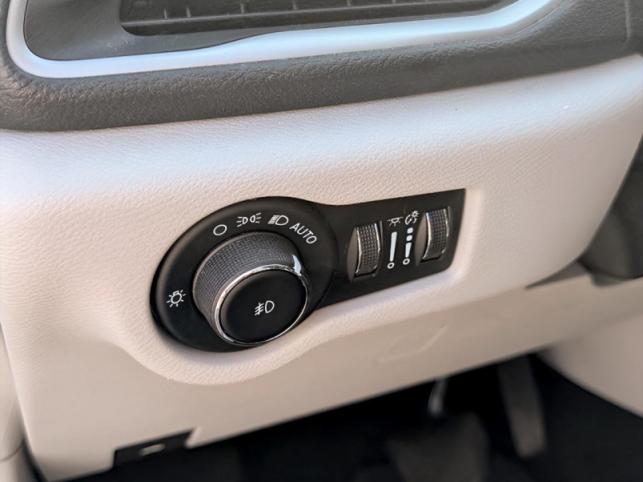 2021 Chrysler Pacifica Touring  *AWD SAFETY-TECH* Photo