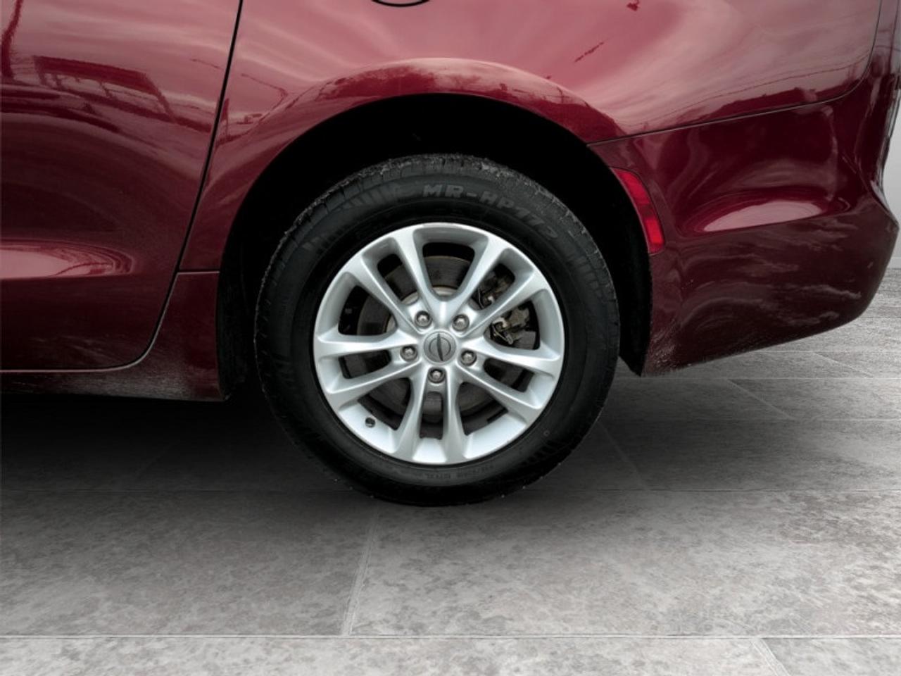 2021 Chrysler Pacifica Touring  *AWD SAFETY-TECH* Photo