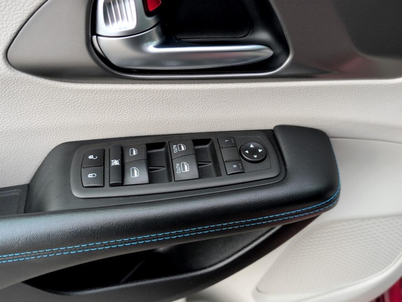 2021 Chrysler Pacifica Touring  *AWD SAFETY-TECH* Photo