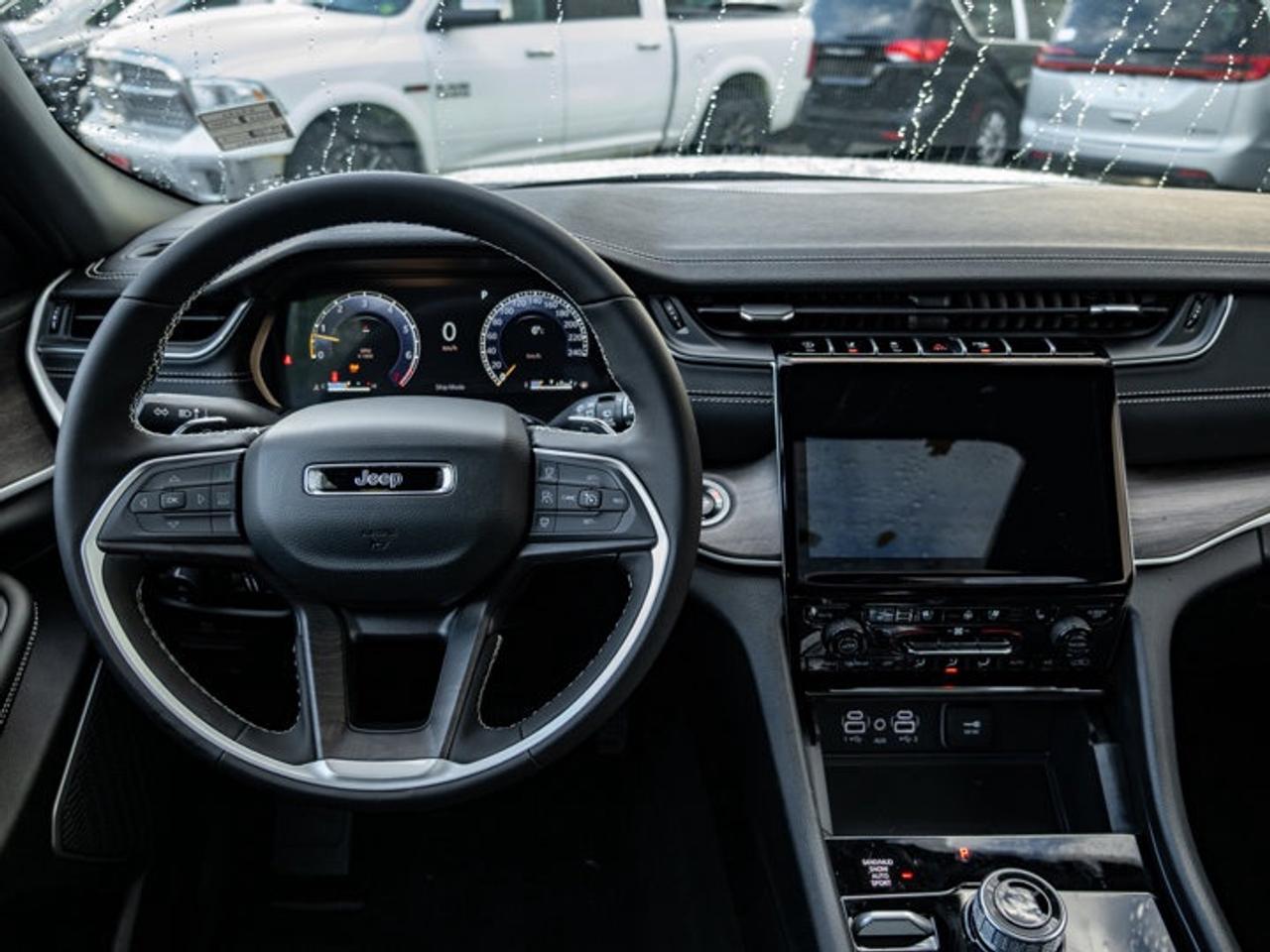 2025 Jeep Grand Cherokee Limited Photo2