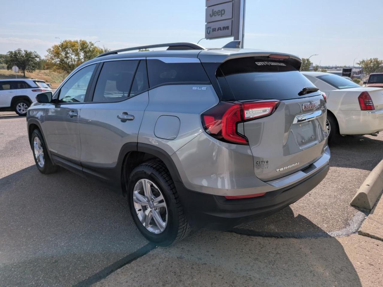 2024 GMC Terrain AWD 4DR SLE Photo4