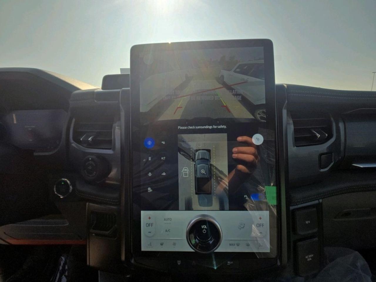 2025 Ford F-150 Lightning Flash Photo5
