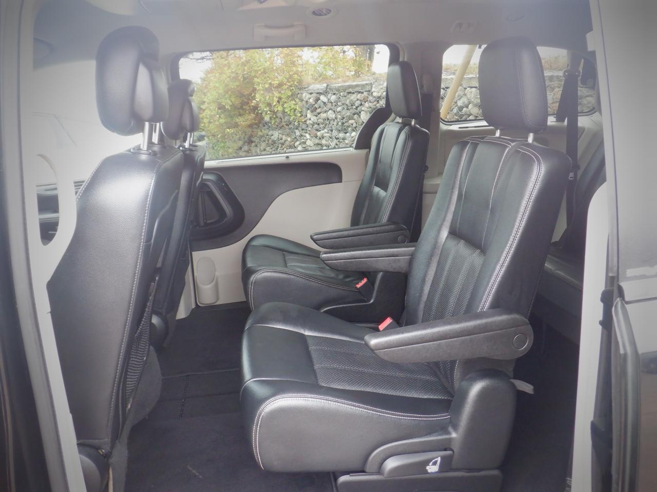 2013 Chrysler Town & Country TOURING - Photo #6