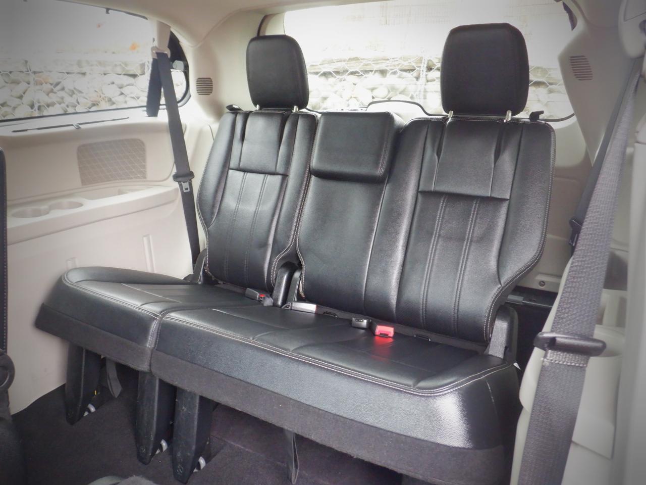 2013 Chrysler Town & Country TOURING - Photo #7