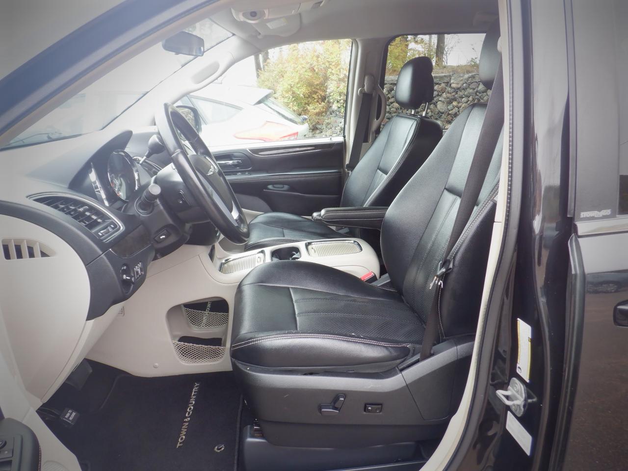 2013 Chrysler Town & Country TOURING - Photo #4