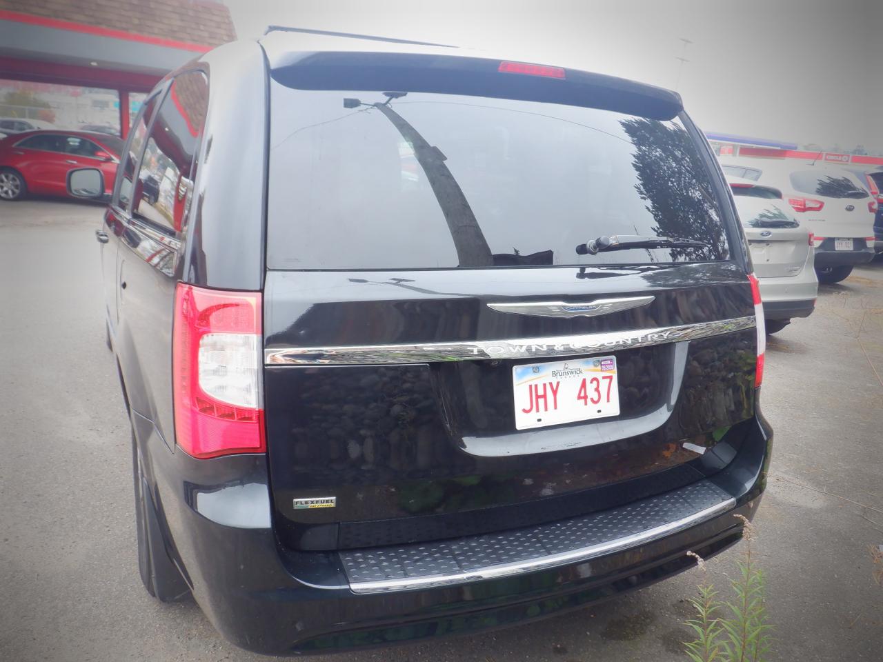 2013 Chrysler Town & Country TOURING - Photo #8