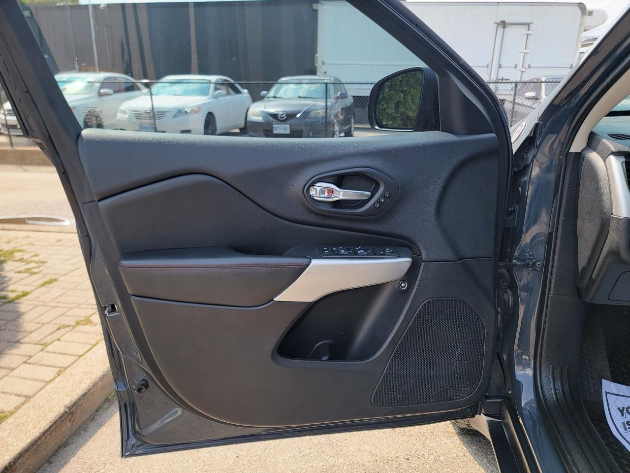 2018 Jeep Cherokee Trailhawk Leather Plus 4x4 - Photo #12