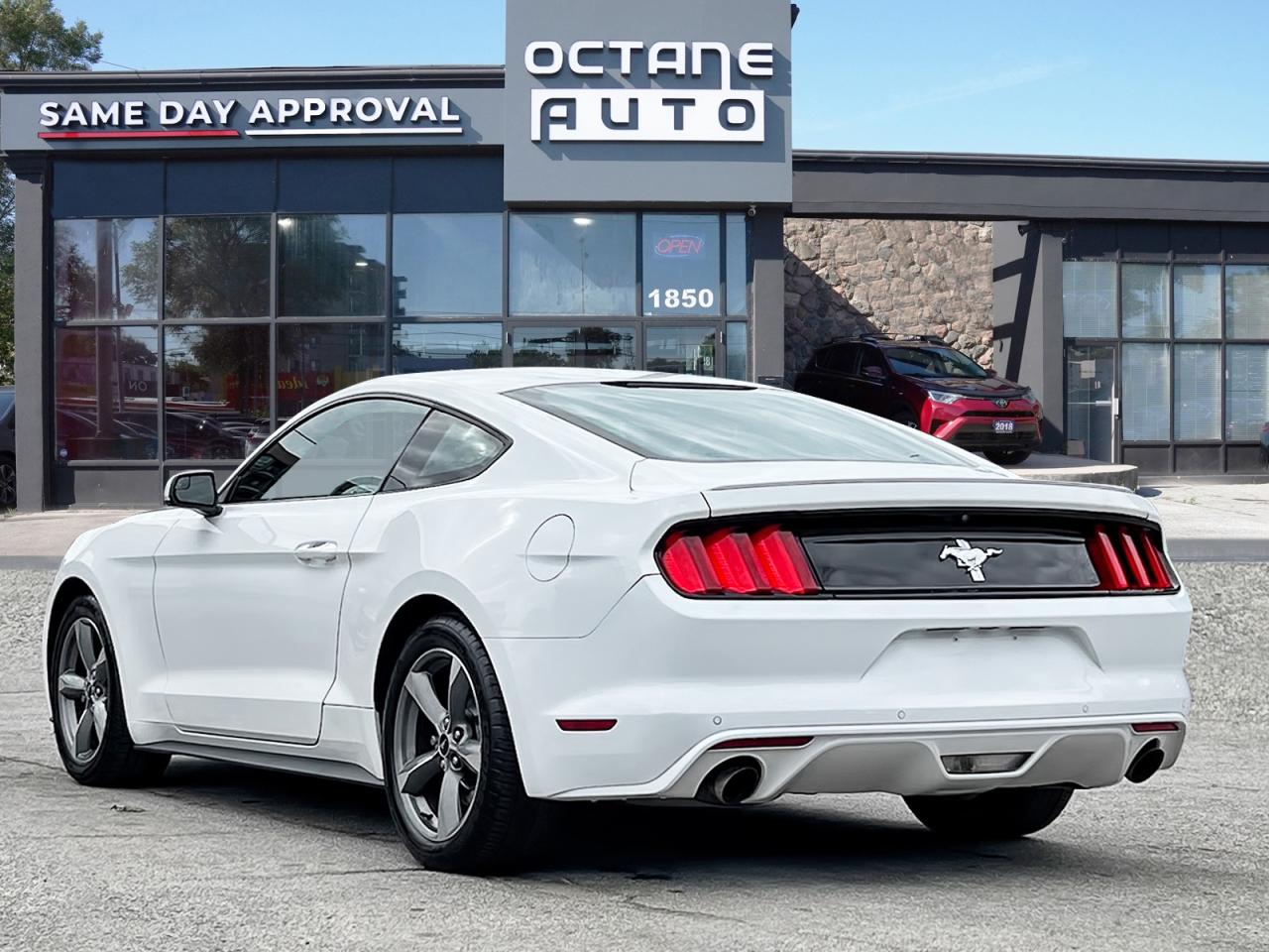 2016 Ford Mustang V6 Coupe Photo3