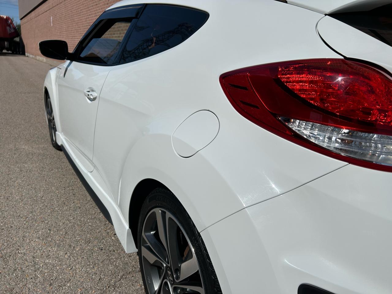 2016 Hyundai Veloster Turbo Photo2