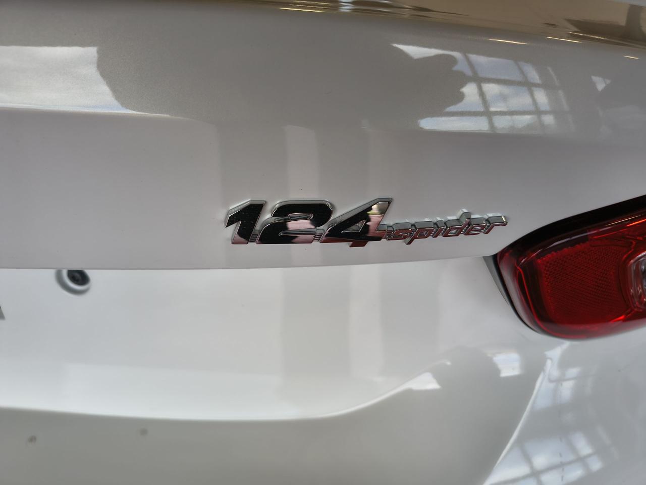2017 Fiat 124 Spider Lusso Photo0