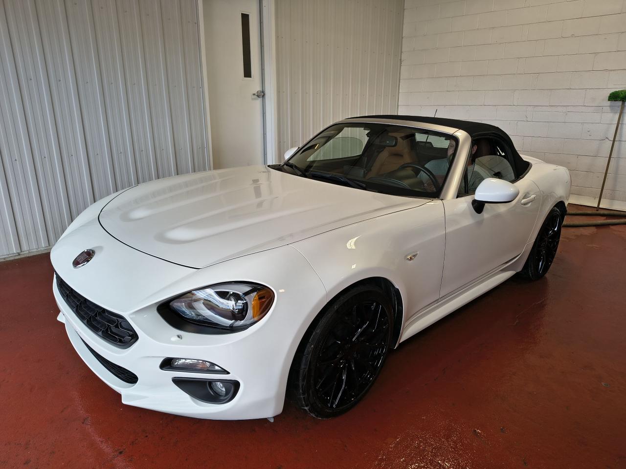 2017 Fiat 124 Spider Lusso Photo0