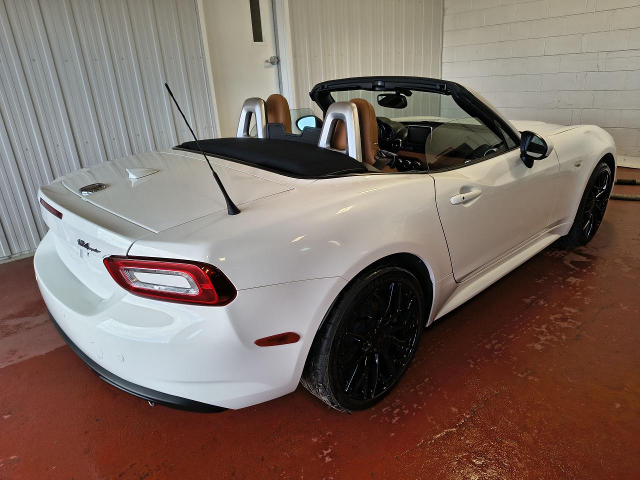 2017 Fiat 124 Spider Lusso Photo0