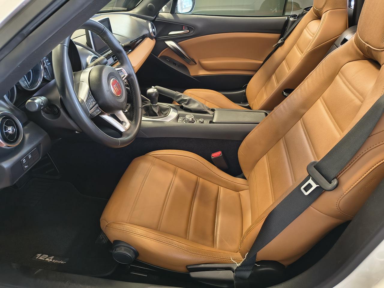 2017 Fiat 124 Spider Lusso Photo0