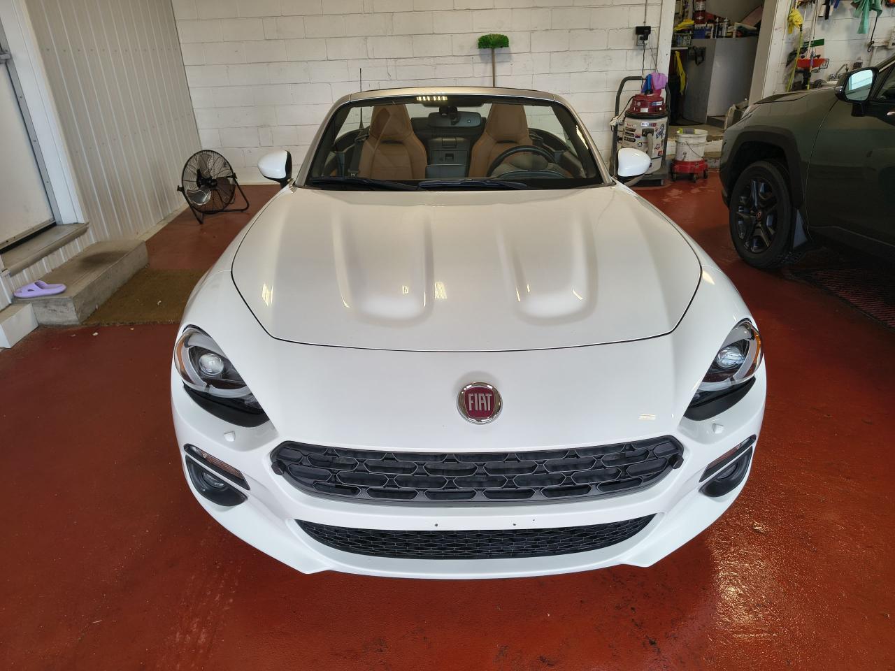 2017 Fiat 124 Spider Lusso Photo0