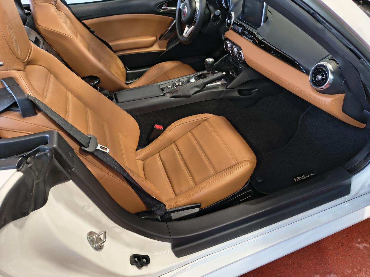 2017 Fiat 124 Spider Lusso Photo0