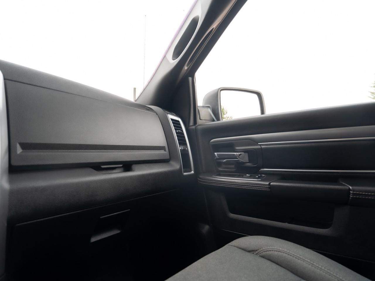 2021 RAM 1500 Classic RAM 1500 CLASSIC WARLOCK CREW CAB 4X4 Photo38
