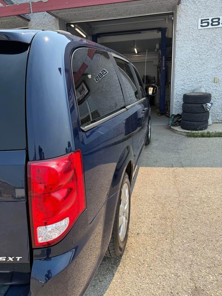 2014 Dodge Grand Caravan SXT - Photo #2