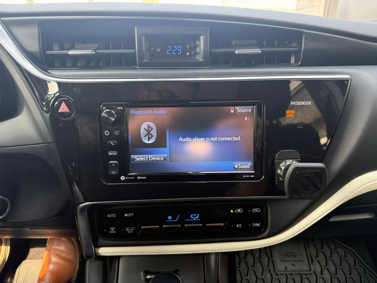 2018 Toyota Corolla iM Hatchback, Low Km's, Ready for Winter - Photo #18