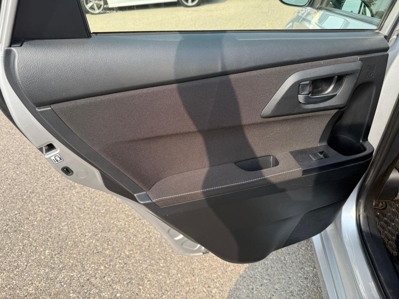 2018 Toyota Corolla iM Hatchback, Low Km's, Ready for Winter - Photo #12