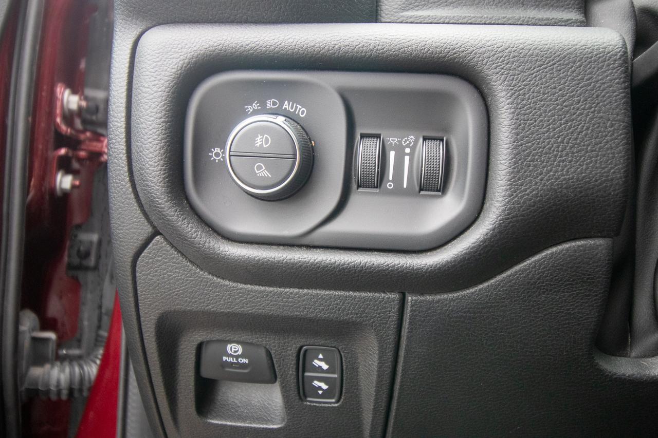 2023 RAM 1500 SPORT 4X4 CREW CAB 5'7" BOX Photo5