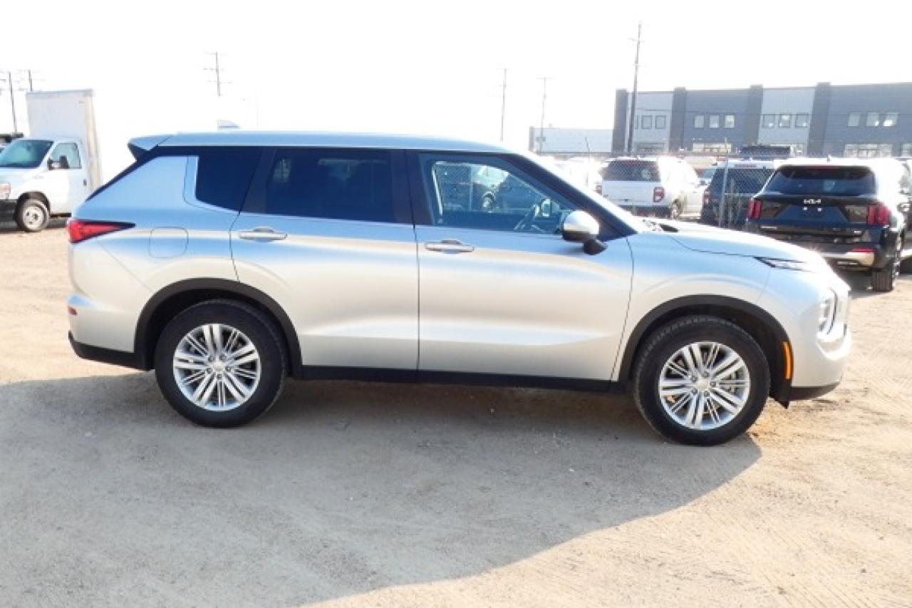 2024 Mitsubishi Outlander ES S-AWC w/Htd cloth, BUC - Photo #5