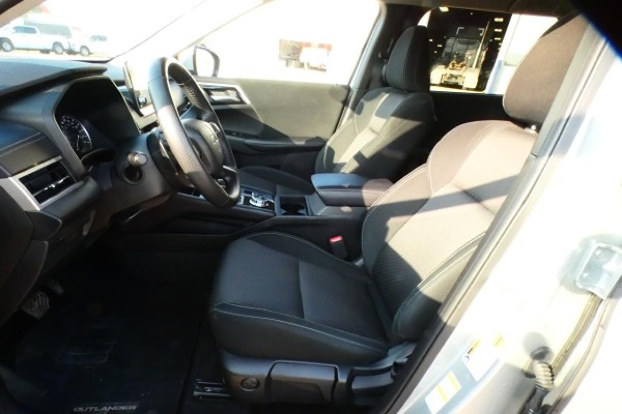 2024 Mitsubishi Outlander ES S-AWC w/Htd cloth, BUC - Photo #11