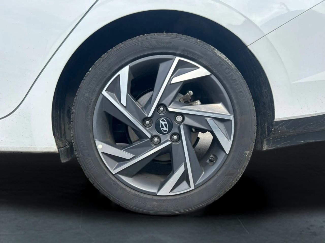 2025 Hyundai Elantra Luxury Photo