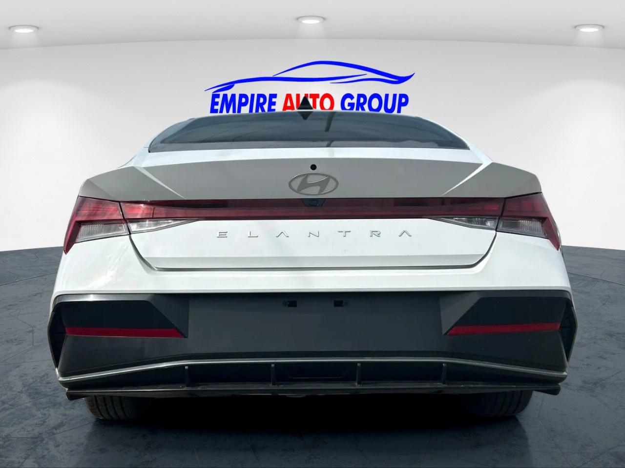 2025 Hyundai Elantra Luxury Photo