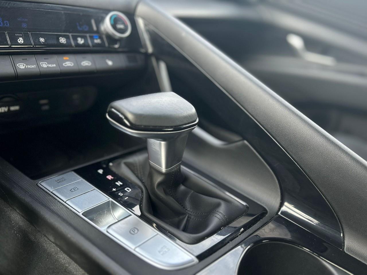 2025 Hyundai Elantra Luxury Photo