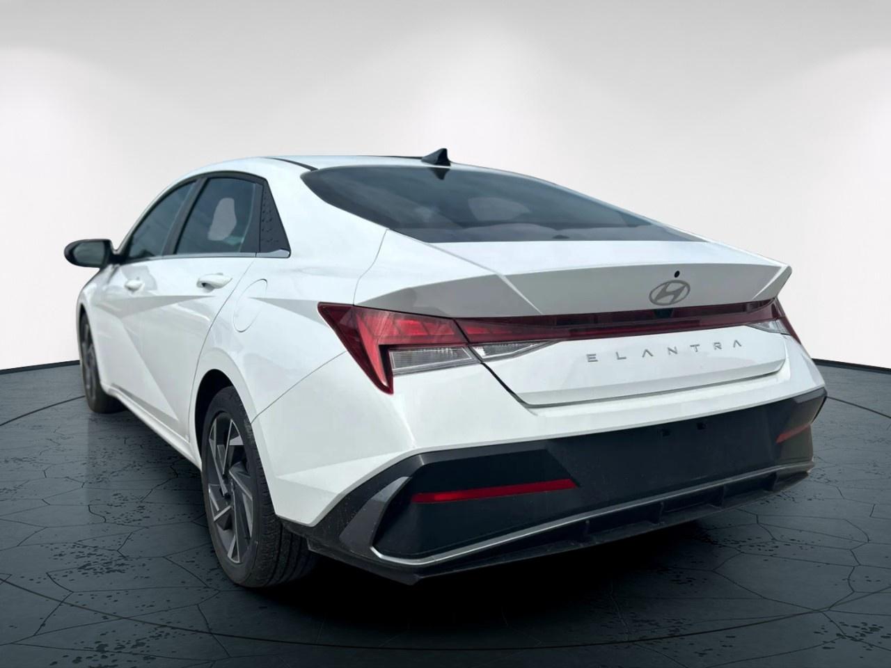 2025 Hyundai Elantra Luxury Photo