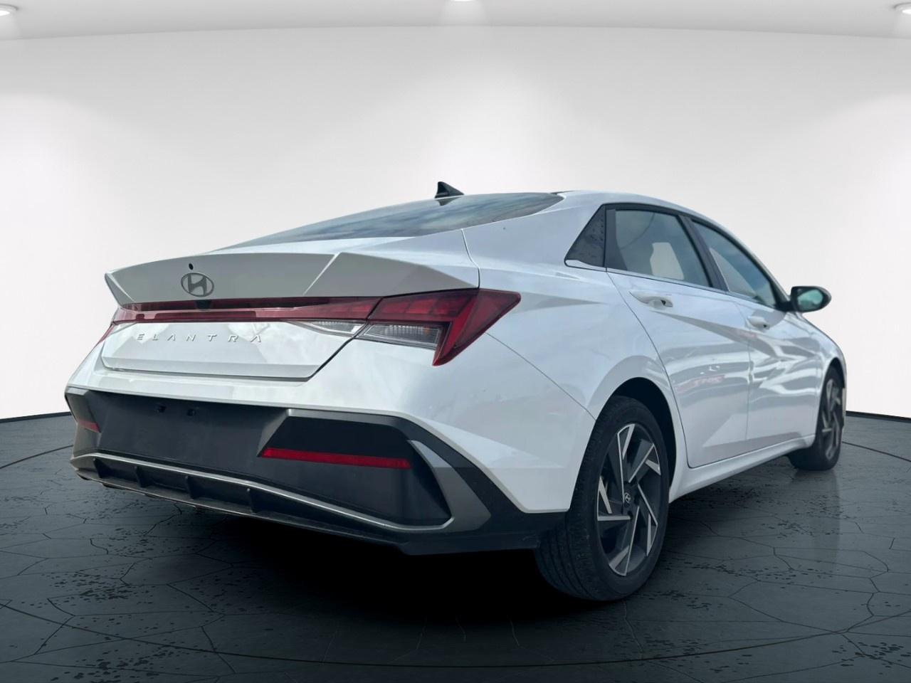 2025 Hyundai Elantra Luxury Photo