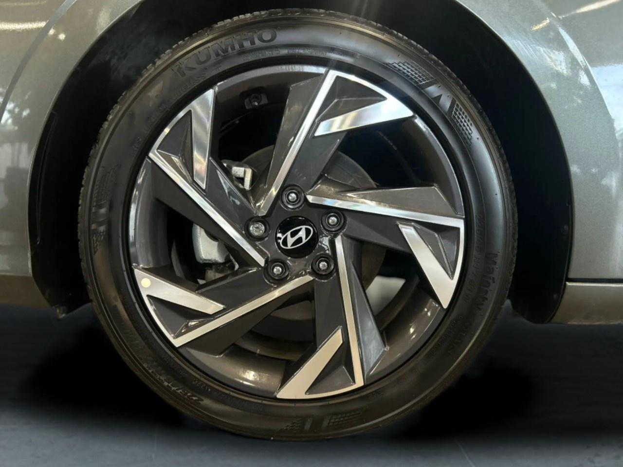 2025 Hyundai Elantra SEL Photo