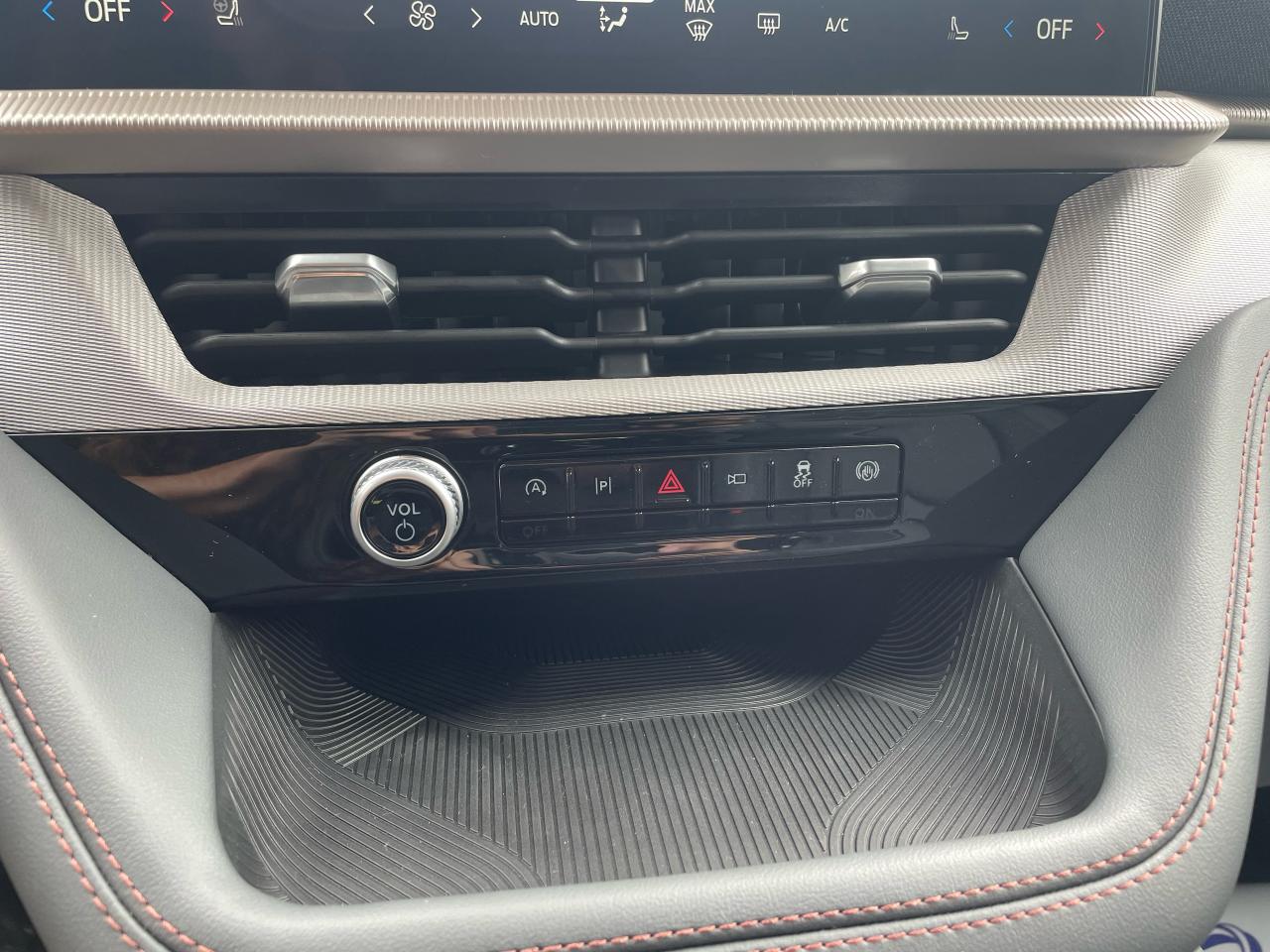 2025 Ford Explorer Active Photo5