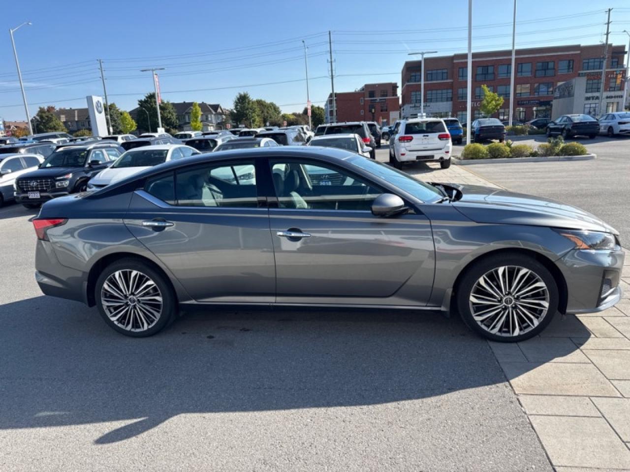 2023 Nissan Altima Platinum  -  Leather Seats Photo4