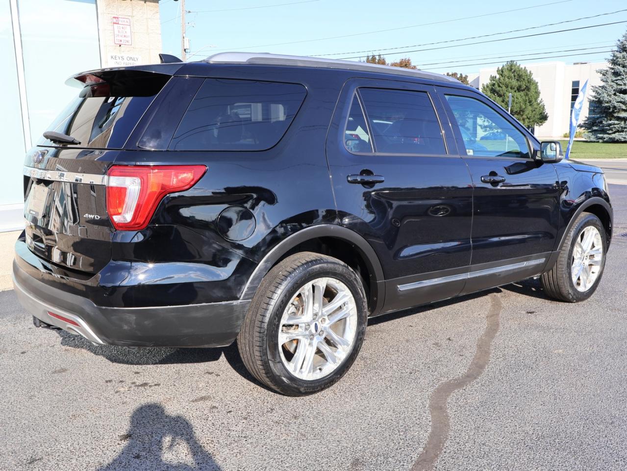 2017 Ford Explorer XLT 4WD CERTIFIED *FORD MAINTAIN*7 SEAT* CAMERA NAV BLUETOOTH LEATHER HEATED DUEL ROOF CRUISE ALLOYS - Photo #7