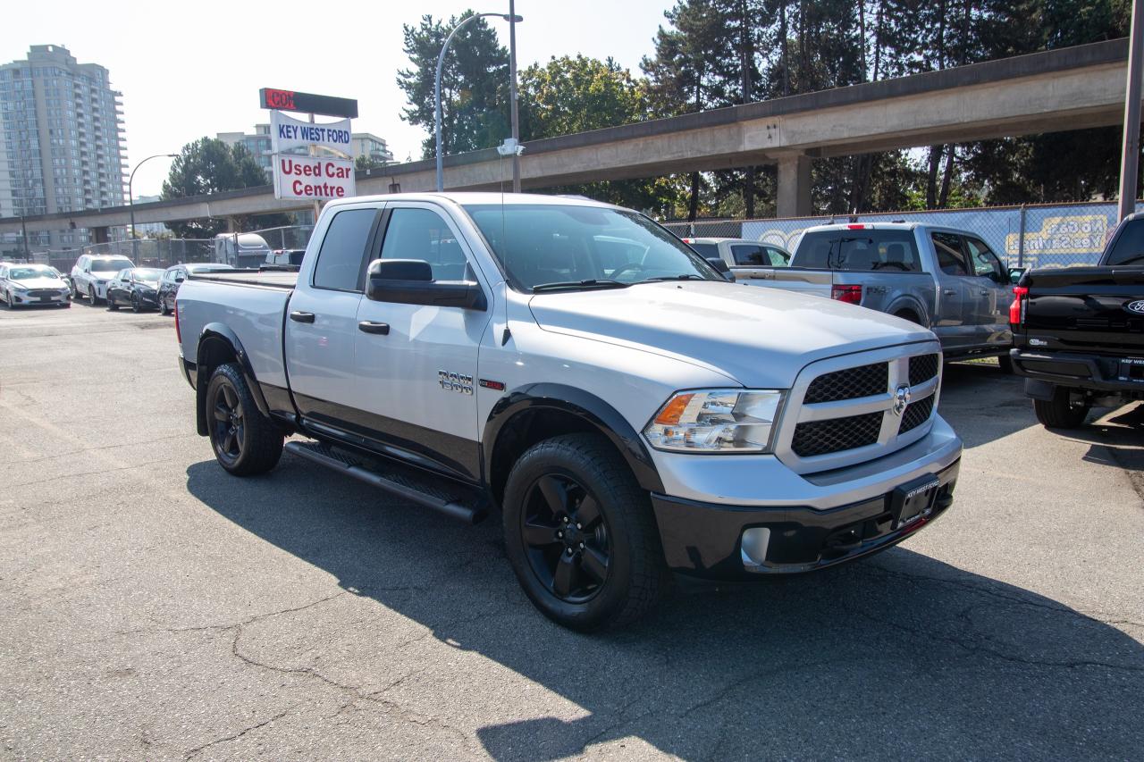 2016 RAM 1500 4WD Quad Cab 140.5" Outdoorsman Photo4