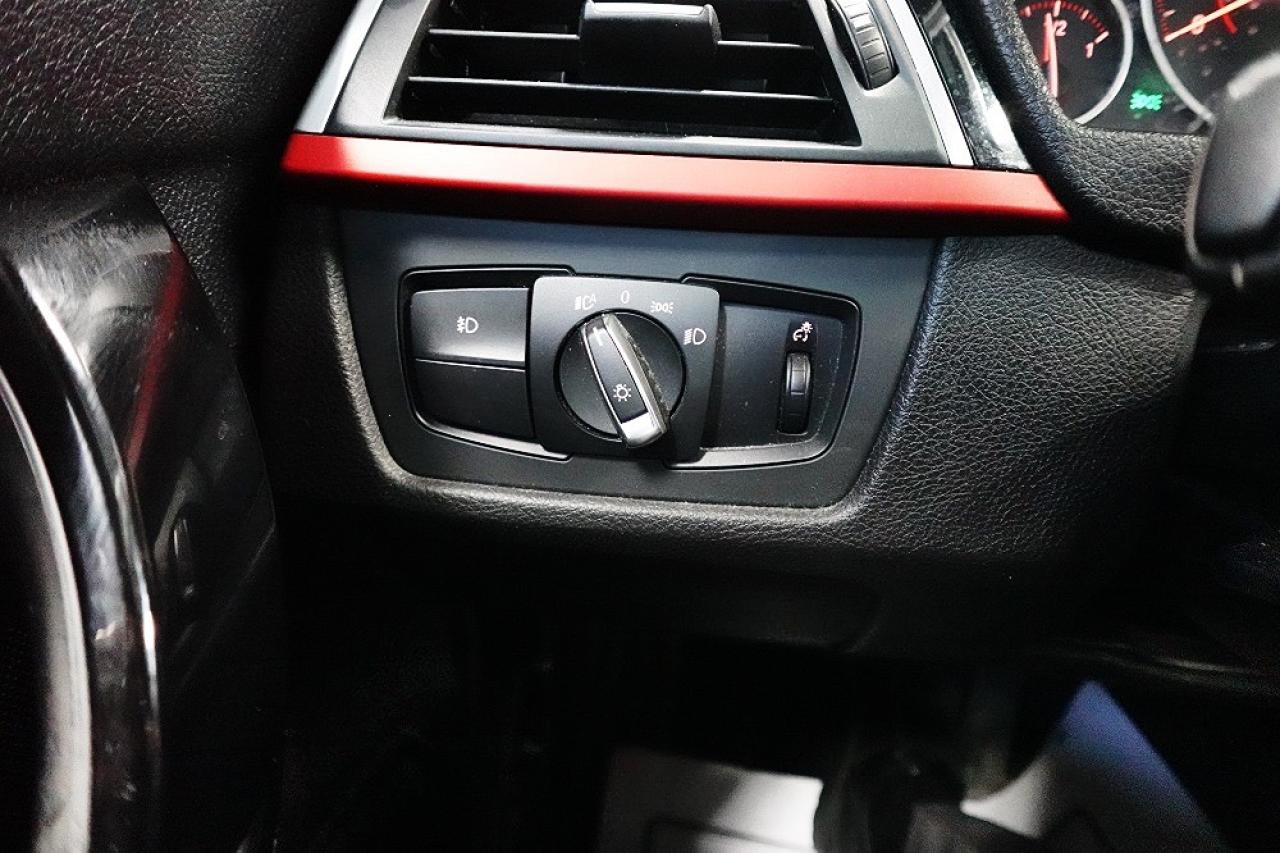 2016 BMW 3 Series 320i xDrive WELL MAINTAIN,AWD,MANGER SPACIAL - Photo #32