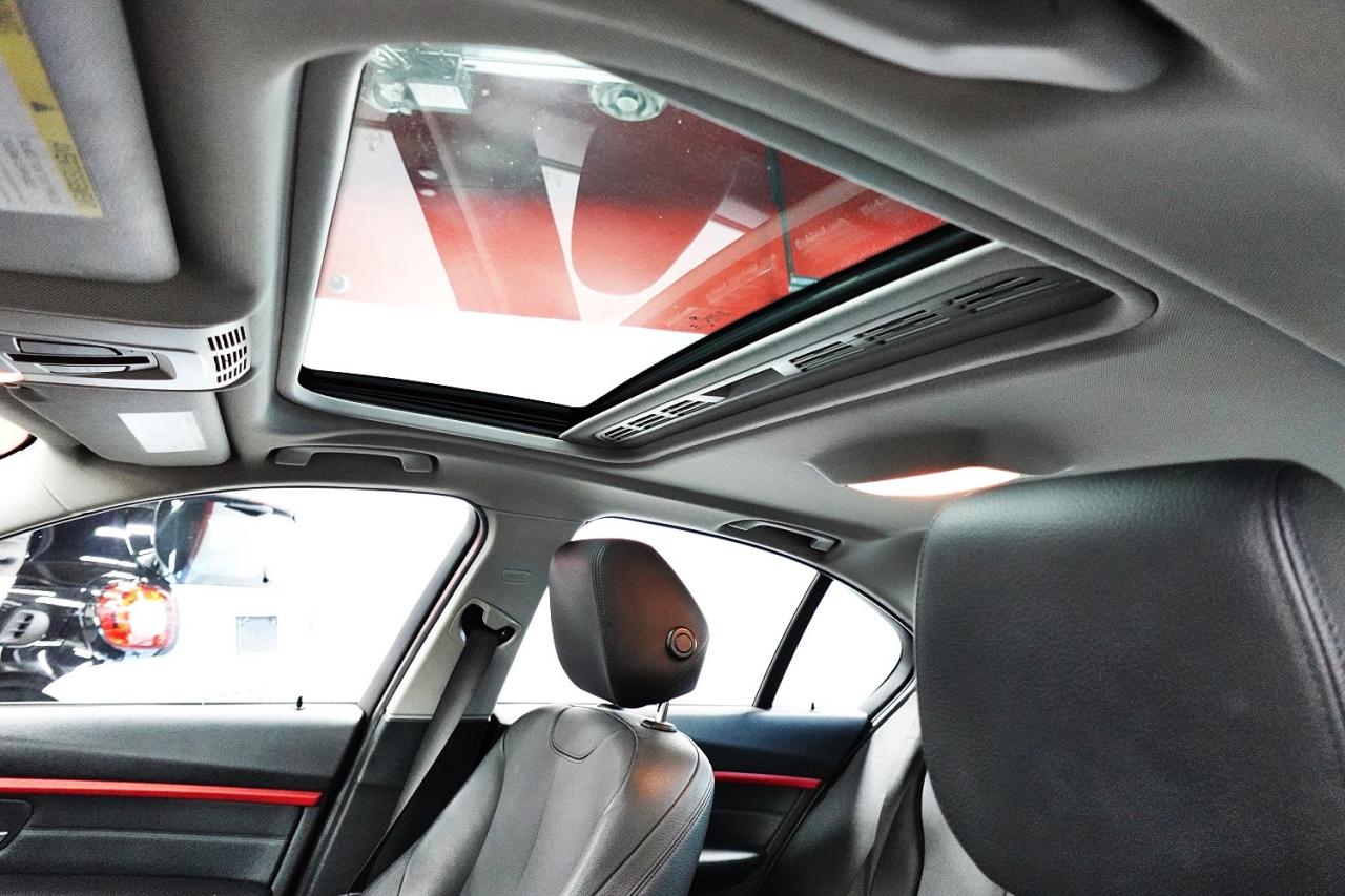 2016 BMW 3 Series 320i xDrive WELL MAINTAIN,AWD,MANGER SPACIAL - Photo #15