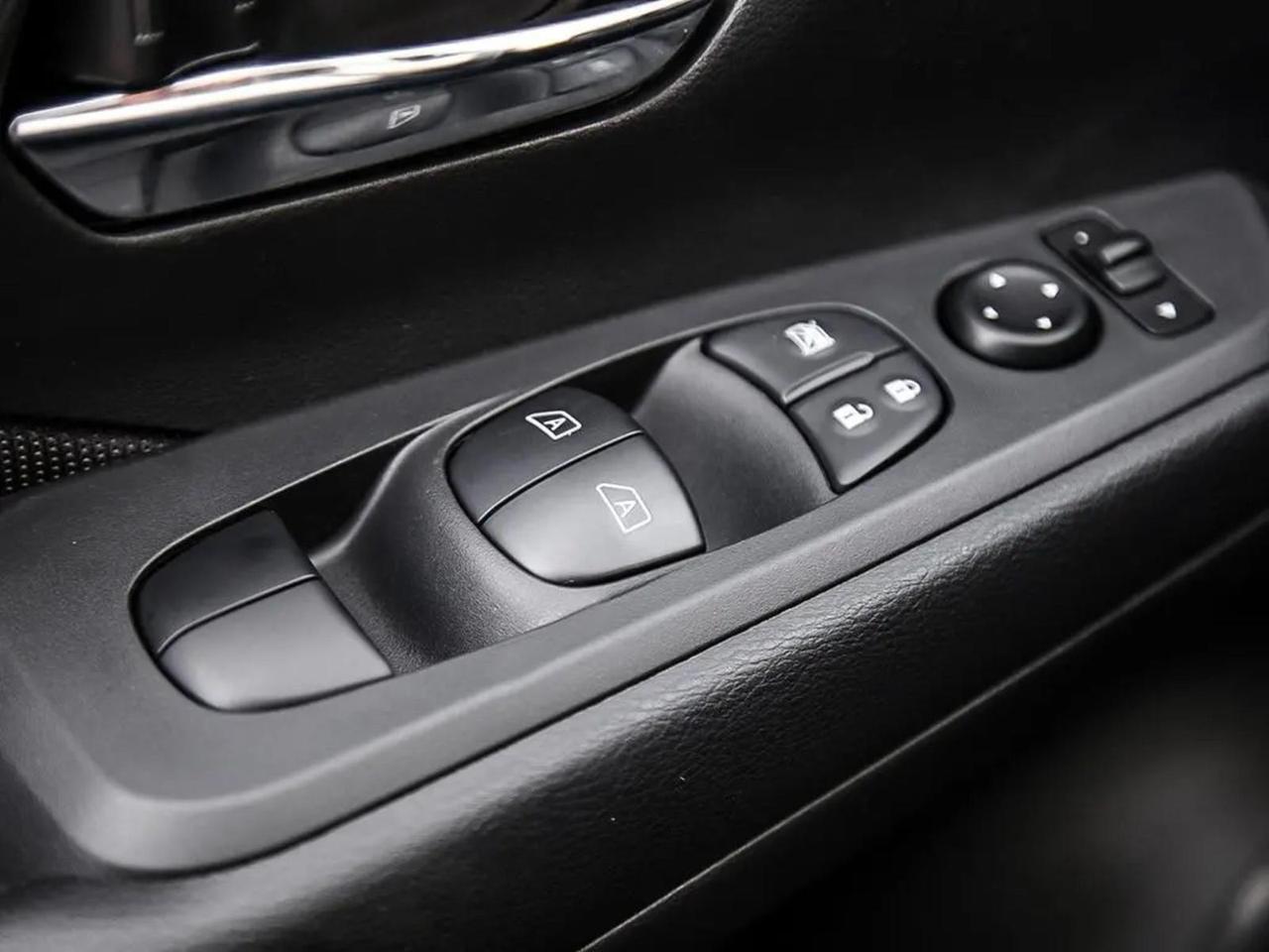 2025 Nissan Kicks Play SV Photo