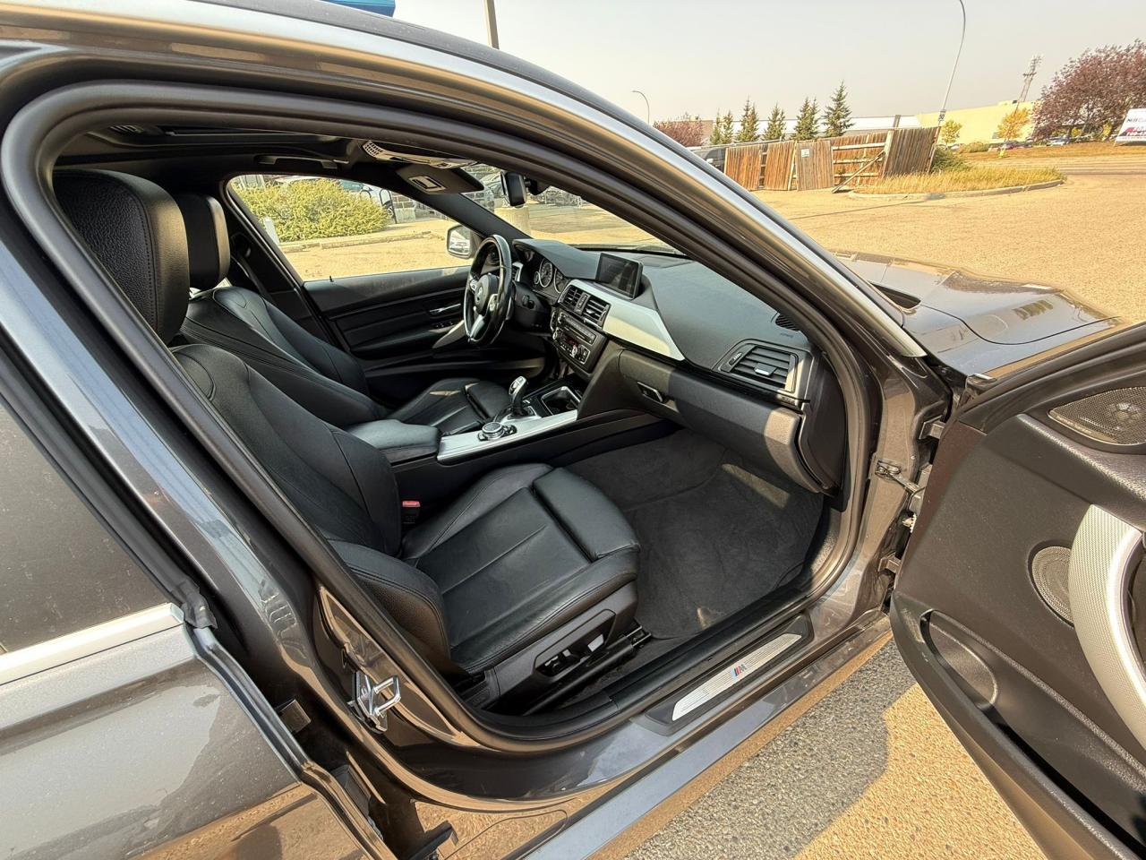 2015 BMW 3 Series 335i xDrive | M PACKAGE | ALL CREDIT ACCEPTED!! - Photo #17