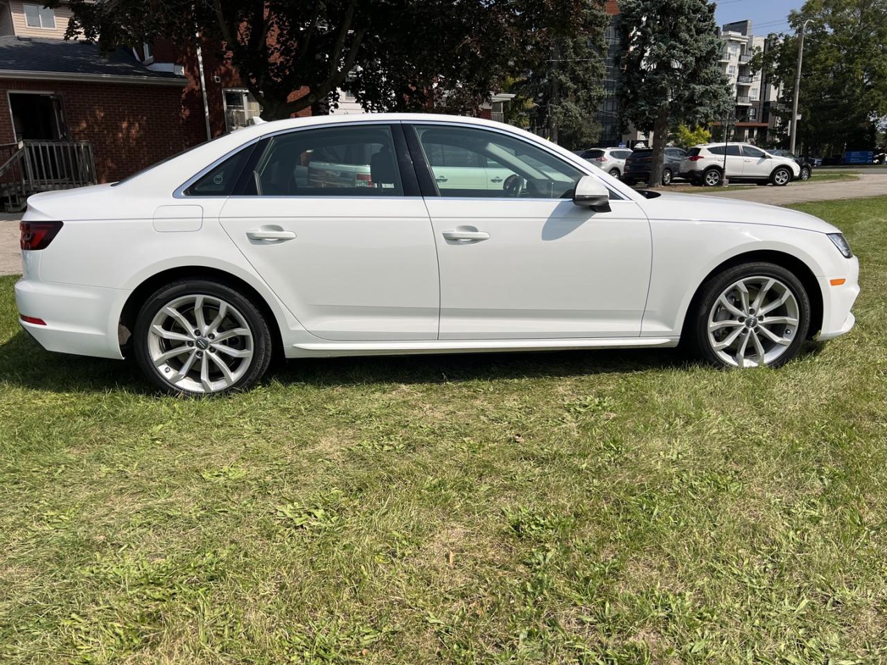 2018 Audi A4 2.0T Progressiv quattro Sedan *Navigation / sunroof Photo3