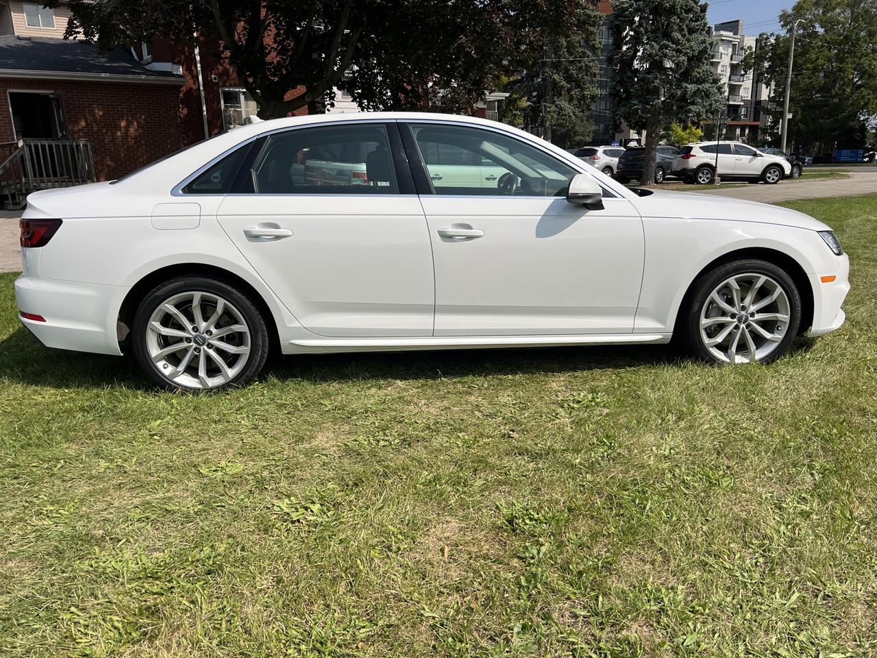 2018 Audi A4 2.0T Progressiv quattro Sedan *Navigation / sunroof Photo3