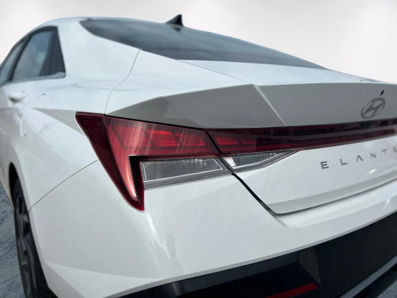 2025 Hyundai Elantra Luxury Photo