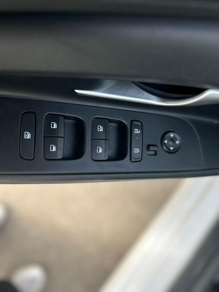 2025 Hyundai Elantra Luxury Photo