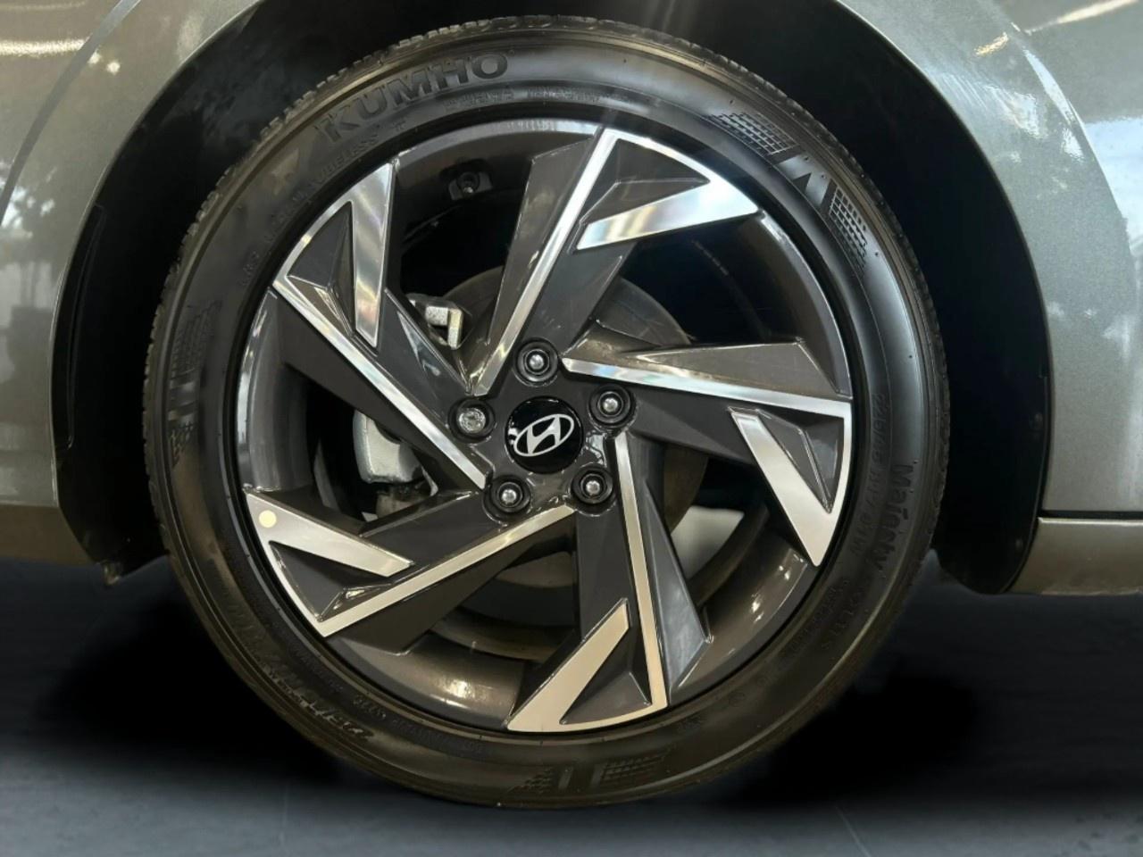 2025 Hyundai Elantra SEL Photo