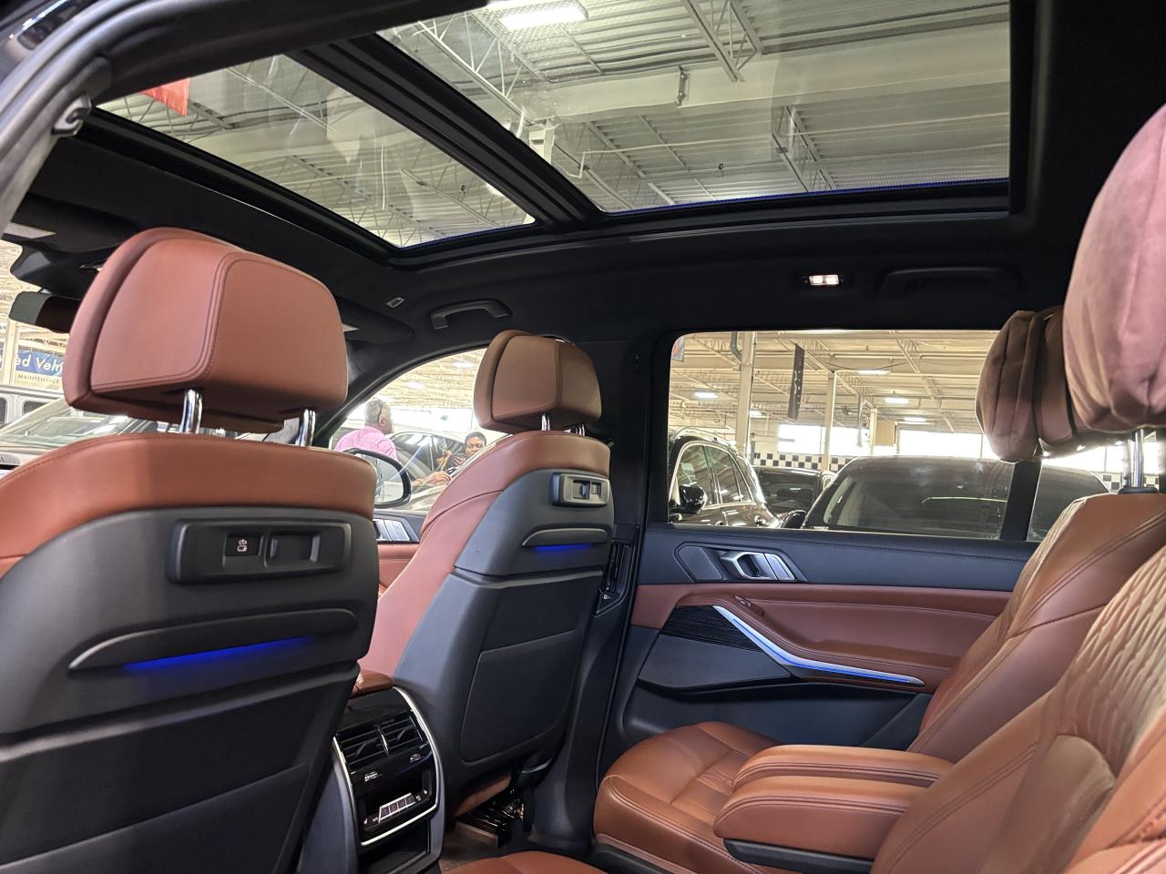 2022 BMW X7 M50i | INDIVIDUAL | NAV | GLASSCONTROLS |SKYLOUNGE - Photo #12