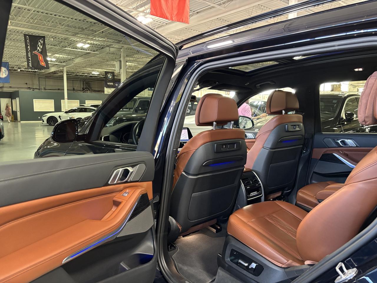 2022 BMW X7 M50i | INDIVIDUAL | NAV | GLASSCONTROLS |SKYLOUNGE - Photo #11