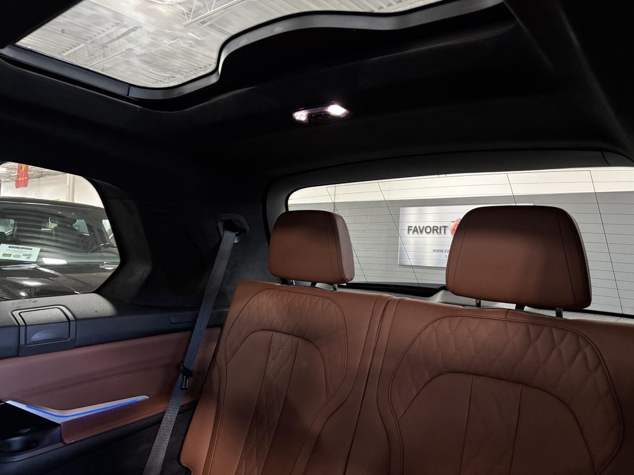 2022 BMW X7 M50i | INDIVIDUAL | NAV | GLASSCONTROLS |SKYLOUNGE - Photo #14
