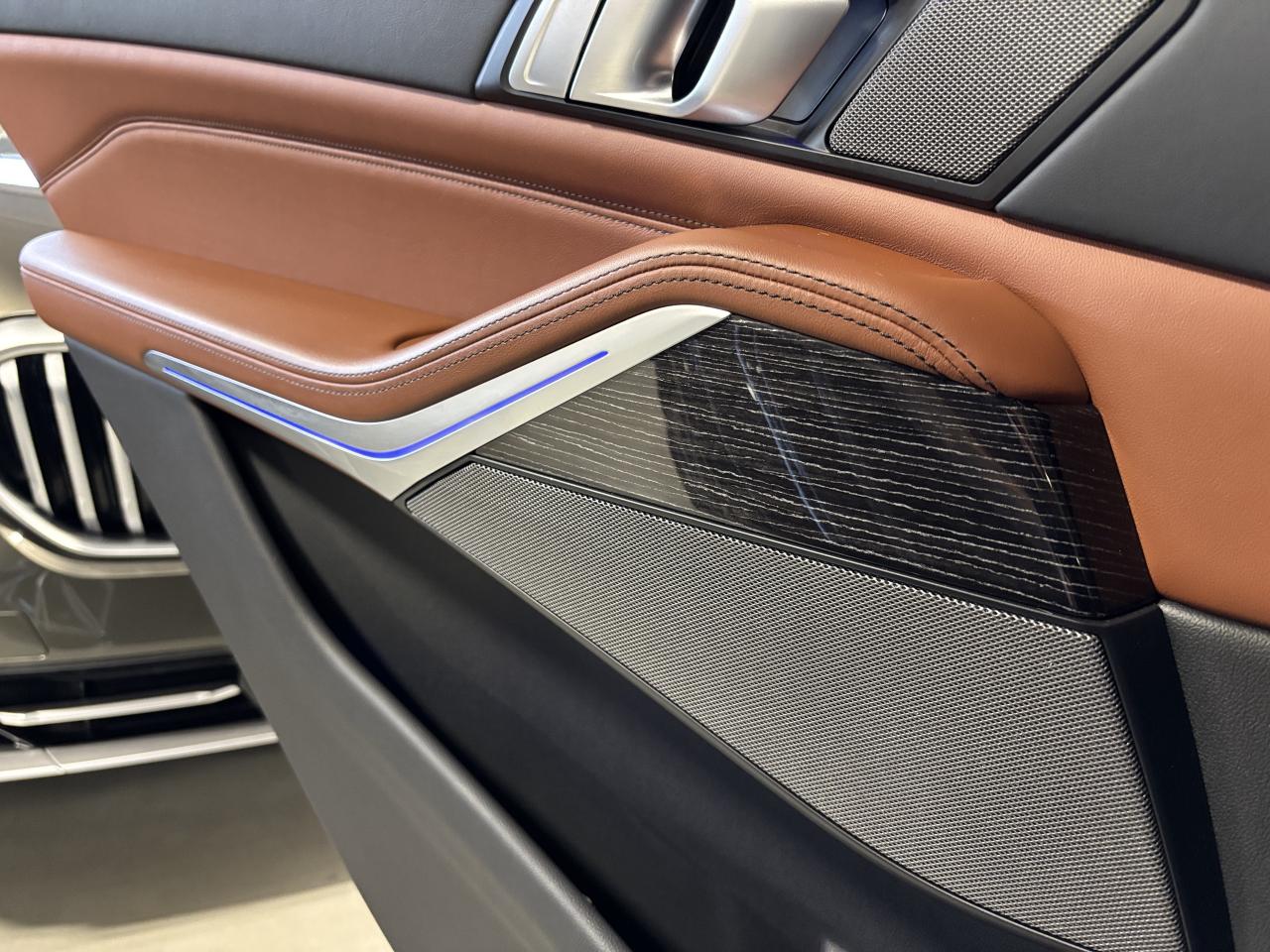 2022 BMW X7 M50i | INDIVIDUAL | NAV | GLASSCONTROLS |SKYLOUNGE - Photo #16